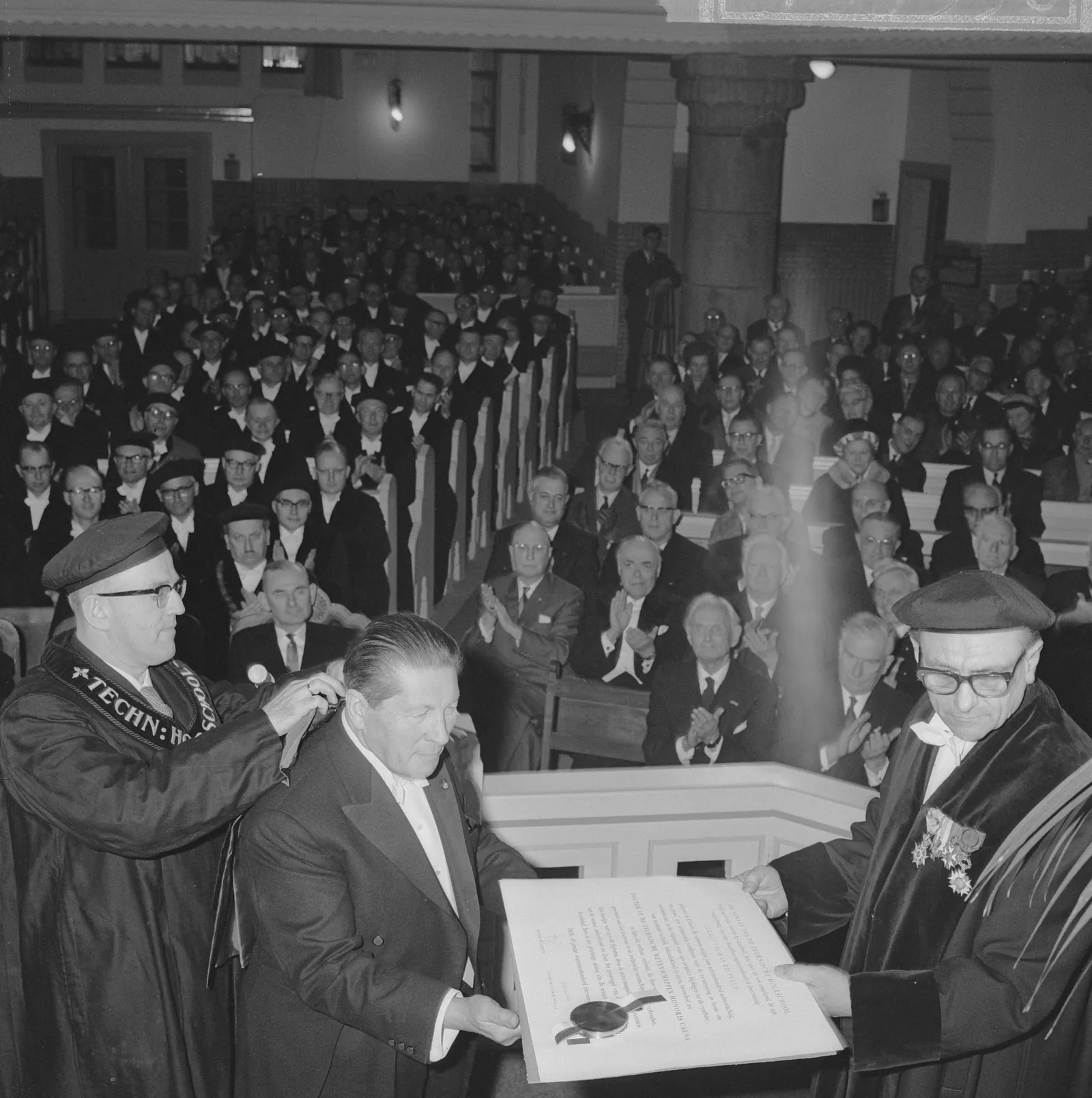 Gerrit Rietveld en prof. J.H. van den Broek tijdens de promotie in Delft, 11 januari 1964