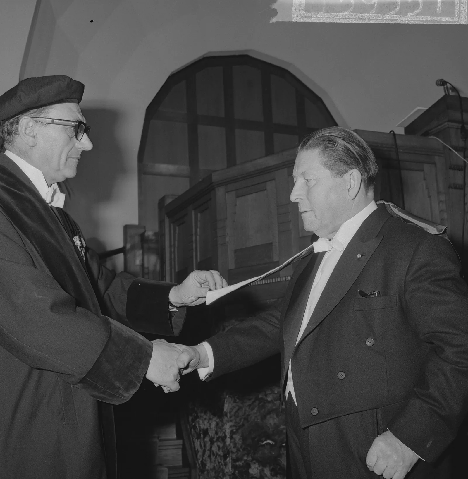 Prof. J.H. van den Broek feliciteert Gerrit Rietveld met zijn eredoctoraat in Delft, 11 januari 1964