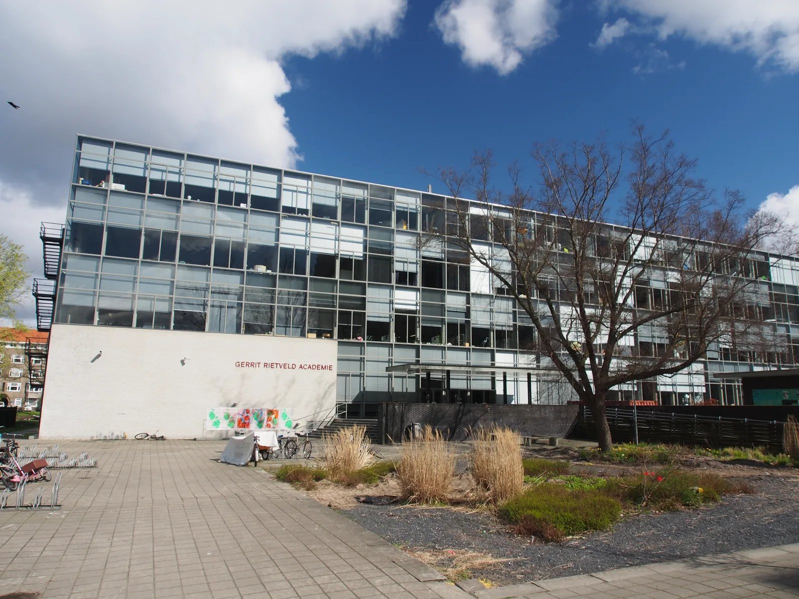 Het glazen Rietveldgebouw van de Gerrit Rietveld Academie in Amsterdam
