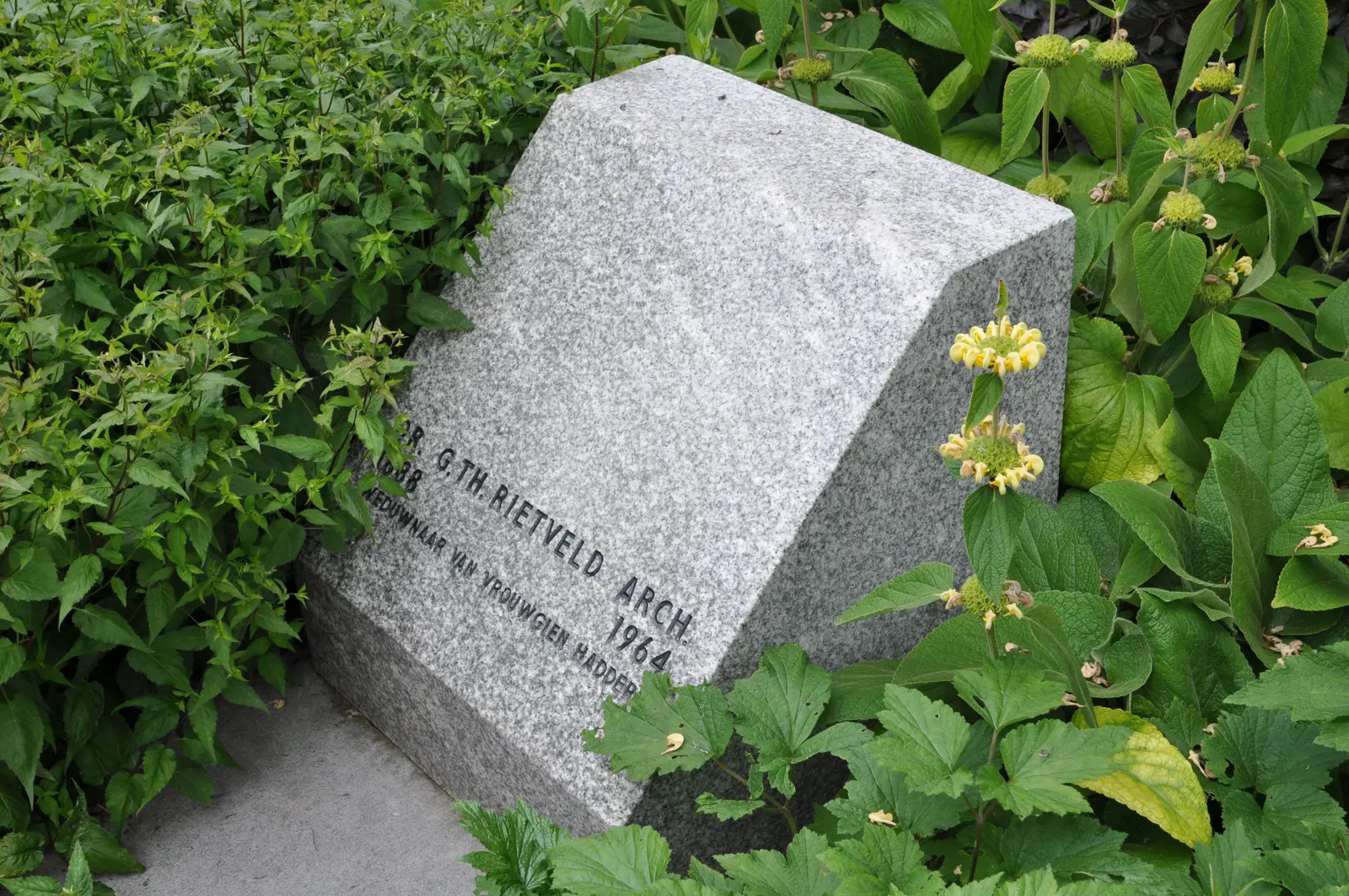 Grafsteen van Gerrit Rietveld op begraafplaats Soestbergen in Utrecht