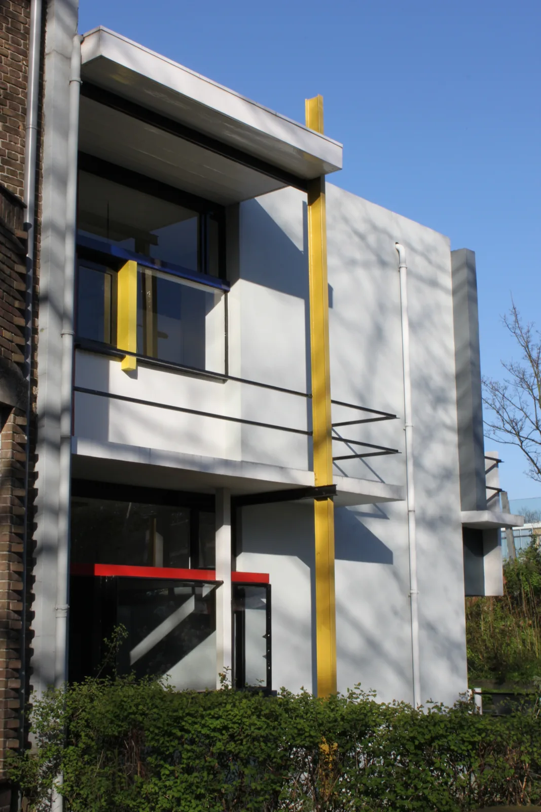 Zijgevel van het Rietveld Schröderhuis met gekleurde lijnen en balkons