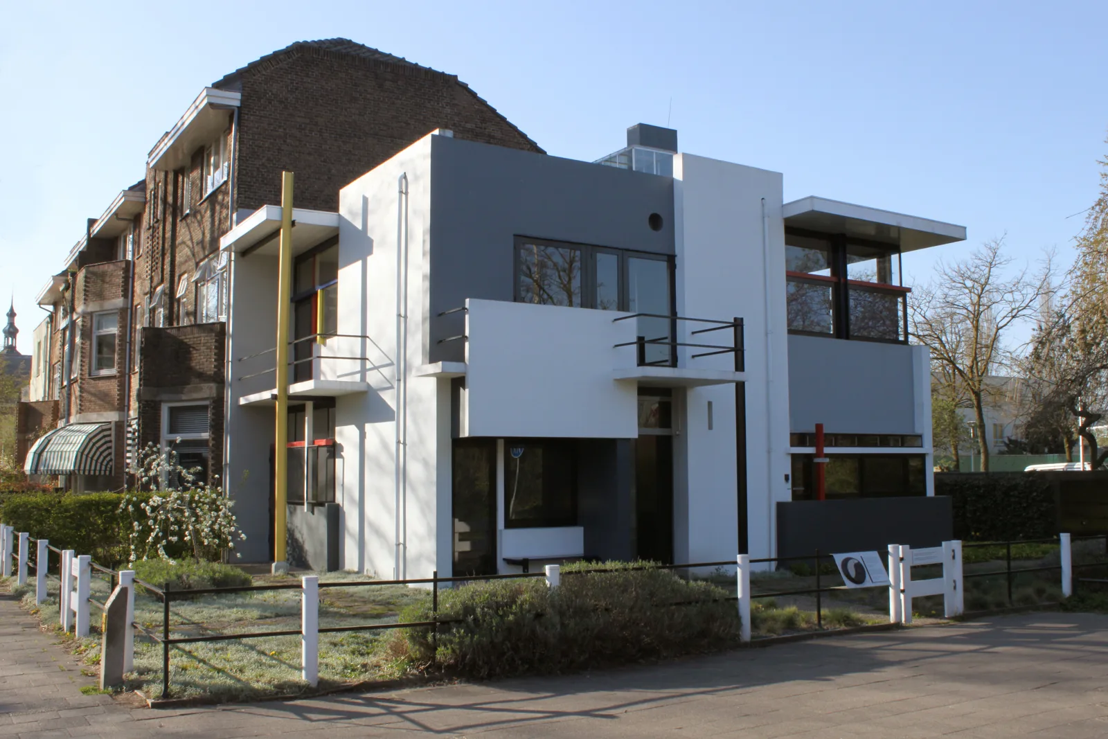 Het Rietveld Schröderhuis in Utrecht, gezien vanaf de straat