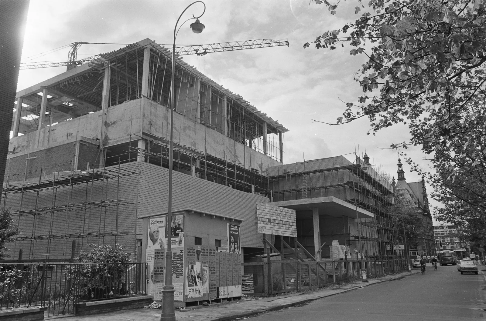 Het Van Gogh Museum in aanbouw, gezien vanaf de Paulus Potterstraat in 1971