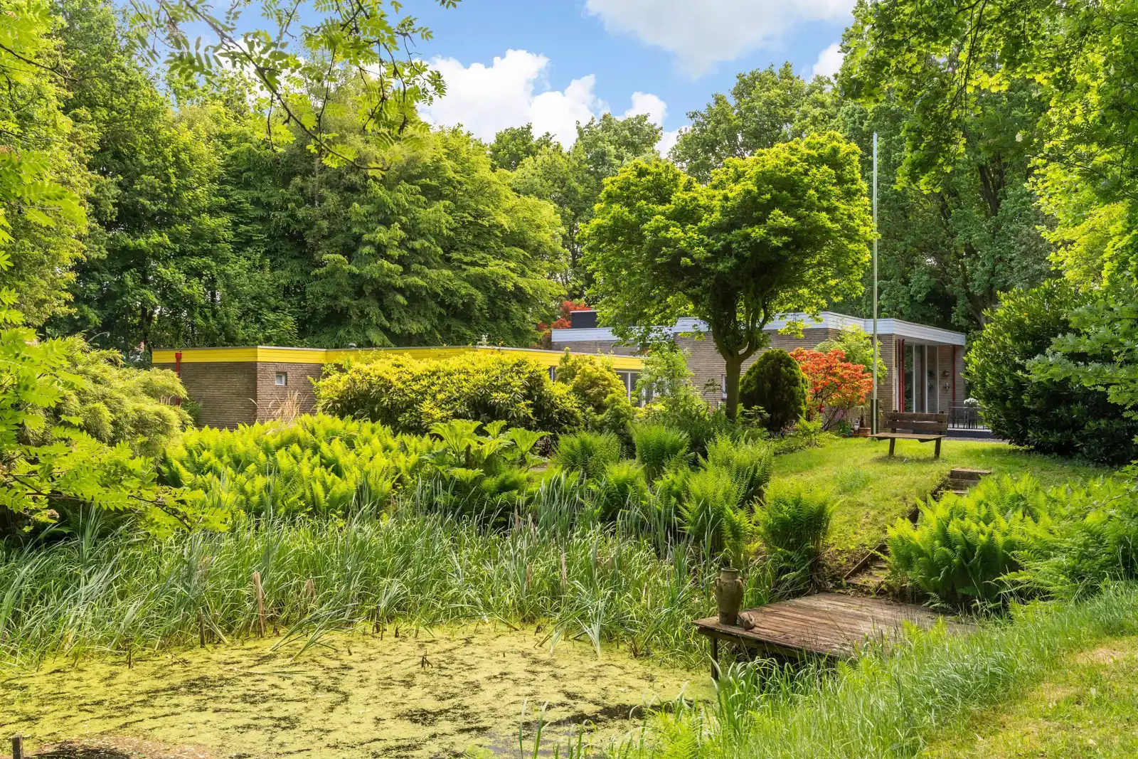 Folgeralaan 13, Drachten – vijver in de tuin