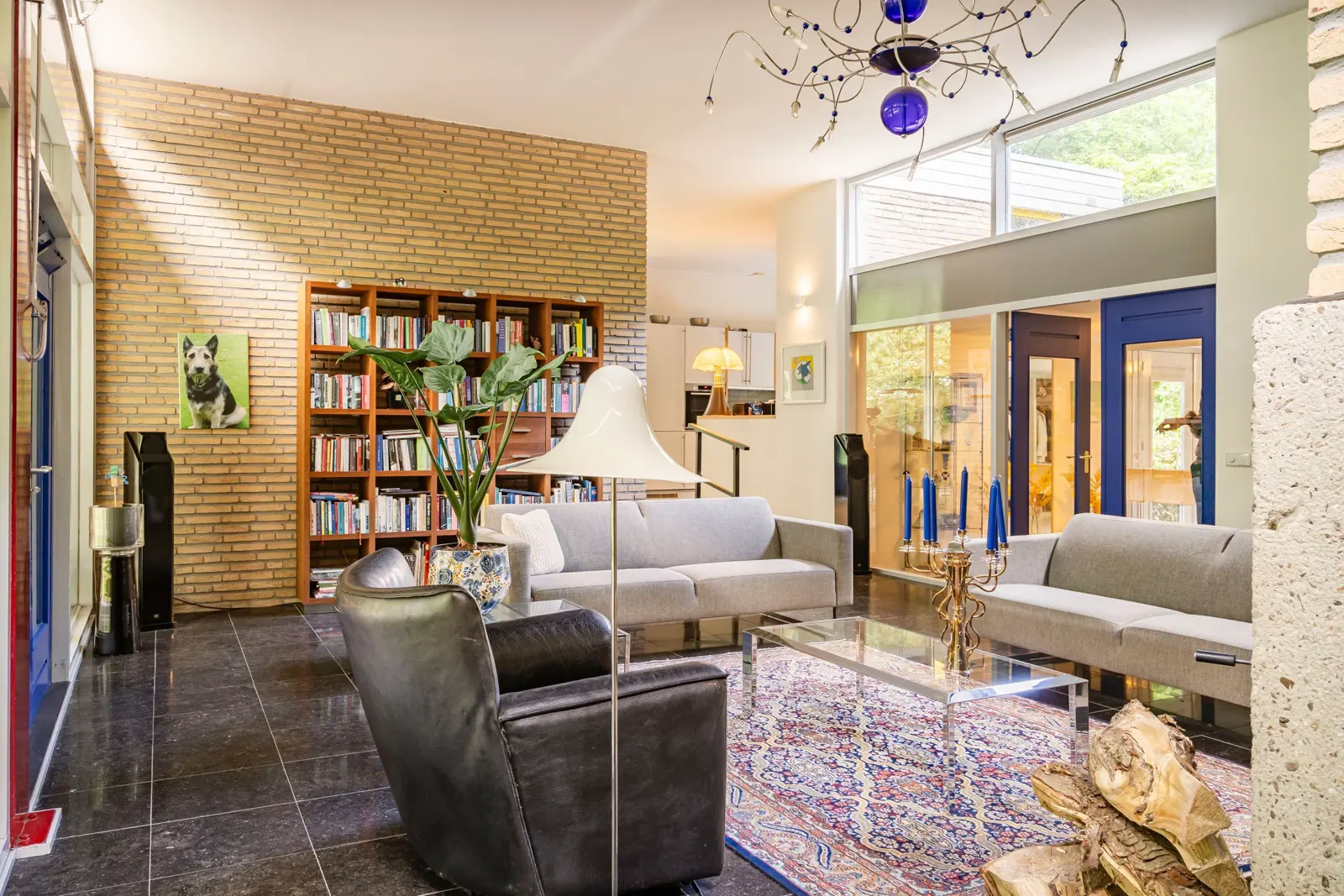 Folgeralaan 13, Drachten – woonkamer met boekenkast