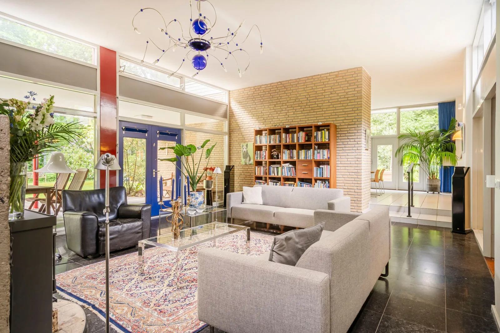 Folgeralaan 13, Drachten – woonkamer met rood accent