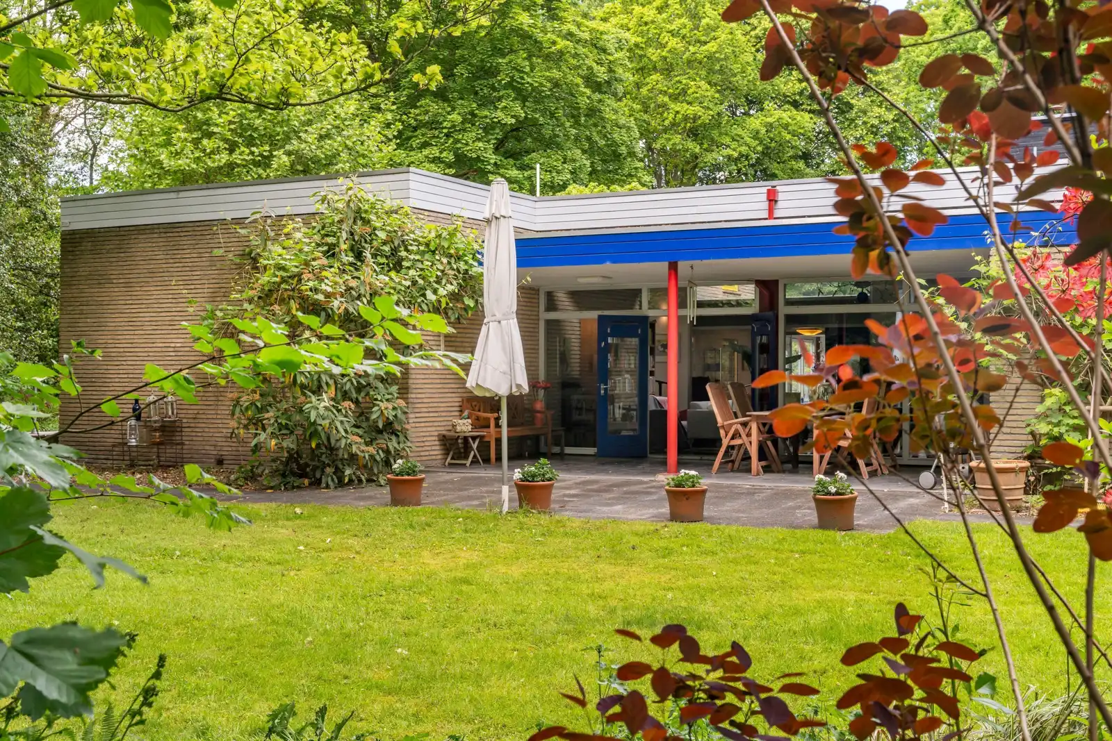 Folgeralaan 13, Drachten – gevel met de blauwe luifel
