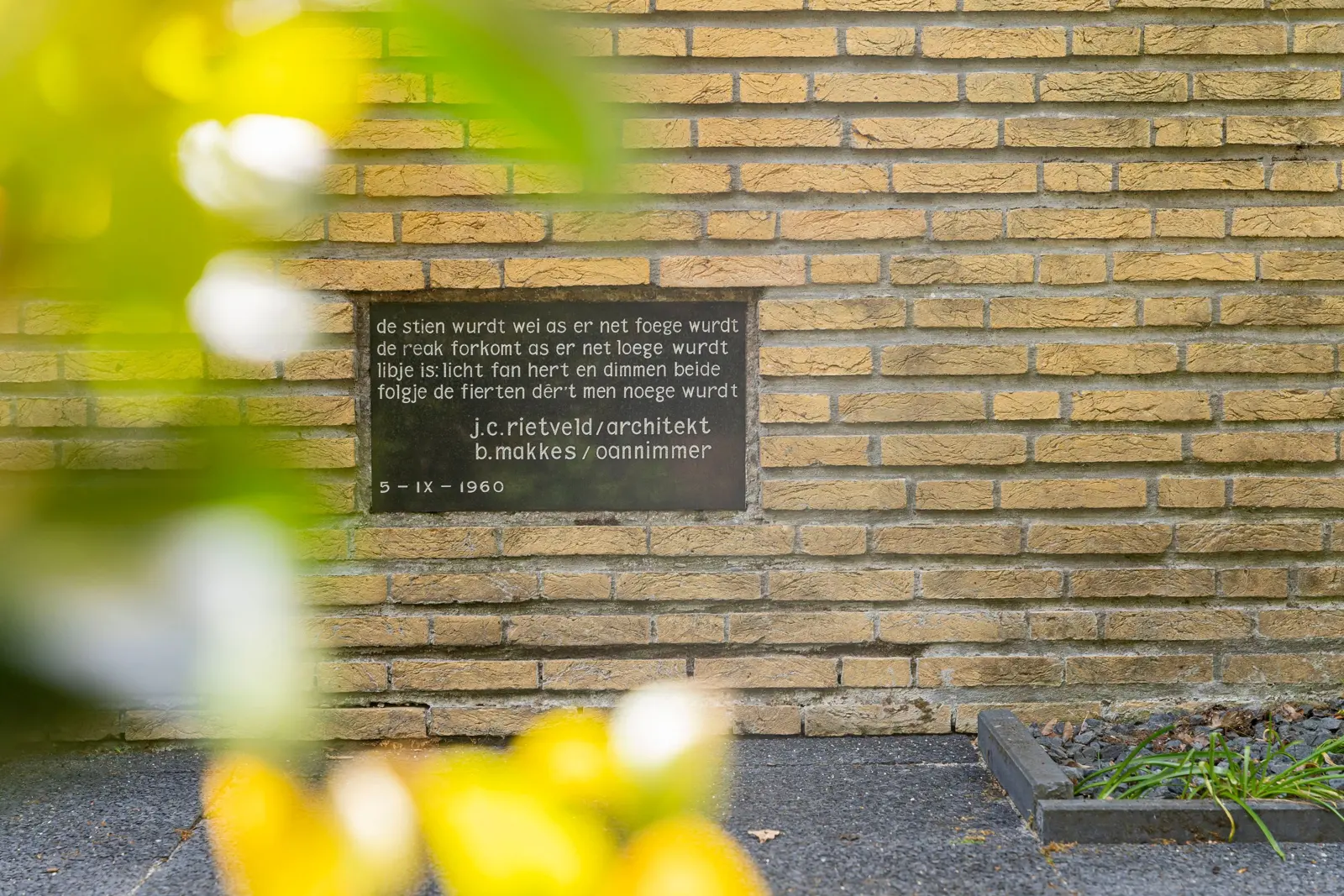 Folgeralaan 13, Drachten – Friese gevelsteen met de namen van architect J.C. Rietveld en aannemer B. Makkes, 5 september 1960