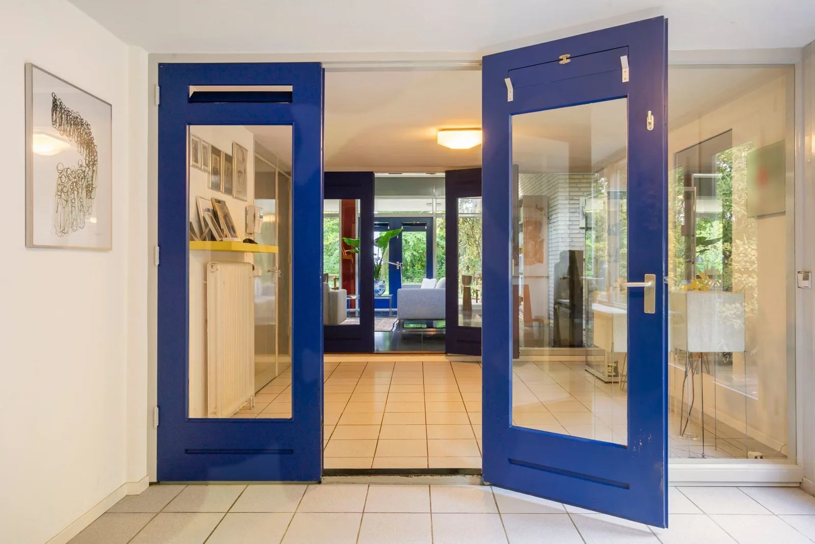 Folgeralaan 13, Drachten – de blauwe dubbele deuren naar de woonkamer