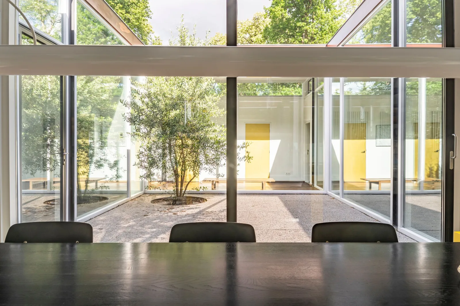 Woonhuis Bosschaert, Laren – eetkamer met zicht op de patio