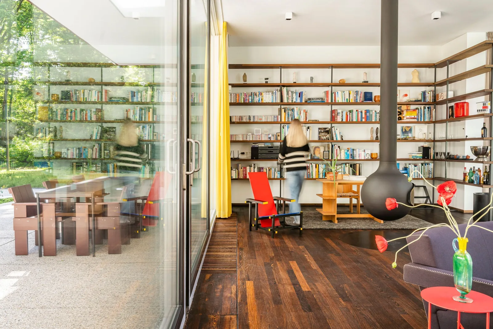Woonhuis Bosschaert, Laren – woonkamer met boekenkast
