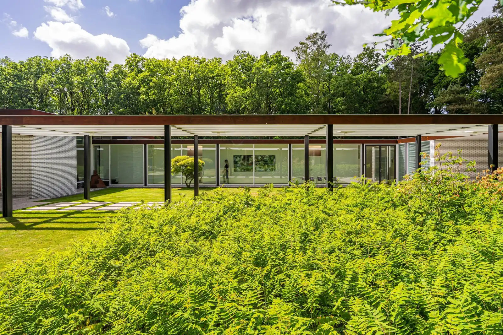 Woonhuis Bosschaert, Laren – voorgevel in het groen