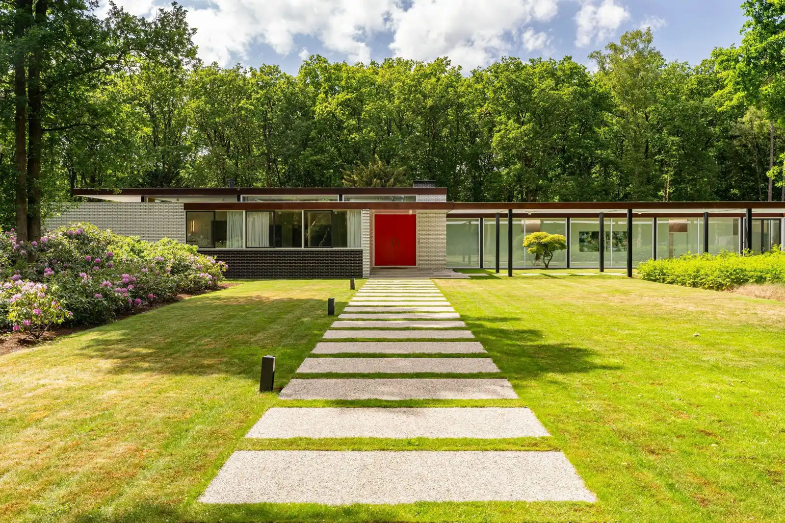 Woonhuis Bosschaert, Laren – looppad naar de entree